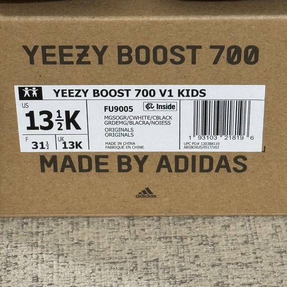 adidas YEEZY Boost 700 - Picture 8 of 8